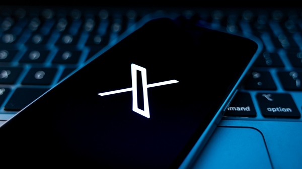 엑스 (트위터)에서 다수의 콘텐츠가 민감한 내용의 콘텐츠로 표시되는 일이 벌어졌다 [사진: 셔터스톡]