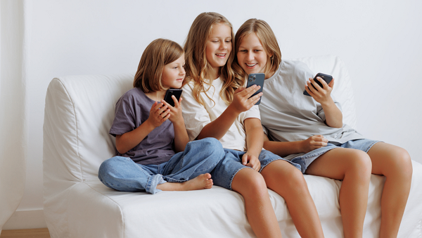 전 세계 어린이들의 스마트폰 사용 습관을 알 수 있는 지표가 공개됐다. [사진: 셔터스톡]