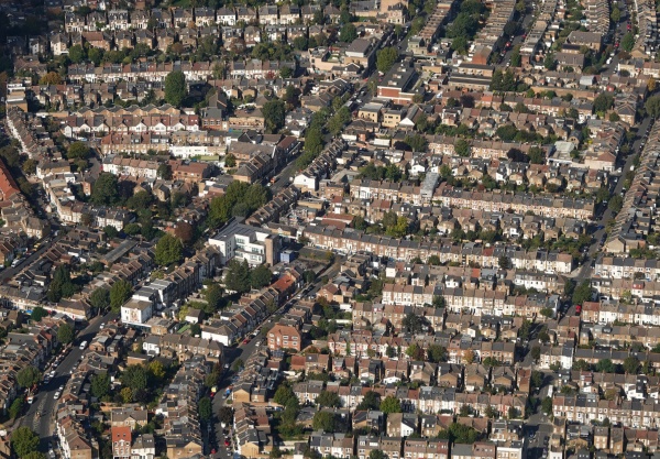 런던의 주택 가격이 하락세에 들어섰지만, 여전히 영국에서 가장 비싼 도시로 꼽혔다. [사진: 셔터스톡]