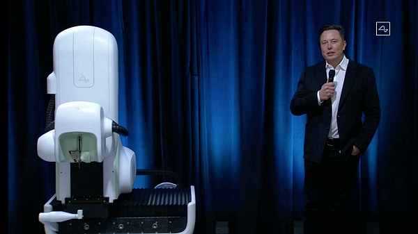 지난 2020년 뉴럴링크 수술 로봇을 소개하는 일론 머스크 [사진: 뉴럴링크 유튜브]