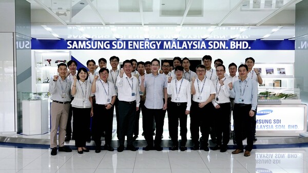 이재용 삼성전자 회장(왼쪽 앞줄에서 다섯 번째)이 말레이시아 스름반 SDI 생산법인에서 현지 근무자들과 기념 사진을 촬영을 하고 있다. [사진: 삼성전자]