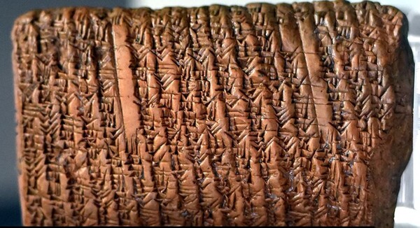 '피타고라스의 정리'라는 이름으로 널리 알려진 삼각형의 정리가 실제로는 피타고라스보다 1000년 이전에 바빌로니아에서 발견됐다는 사실이 밝혀졌다. [사진: 위키미디어]