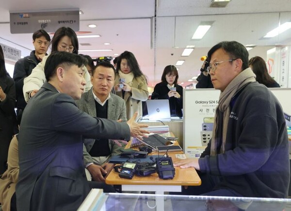 강도현 과기정통부 2차관이 강변테크노마트 관계자와 얘기를 나누고 있다 [사진 : 연합뉴스] 