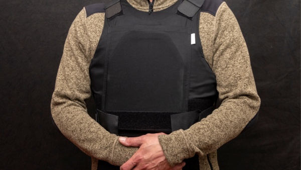 스웨덴에서 갱단 범죄가 늘면서 15세 미만 어린이 및 청소년의 방탄조끼 착용 사례가 늘고 있다. [사진: 셔터스톡]