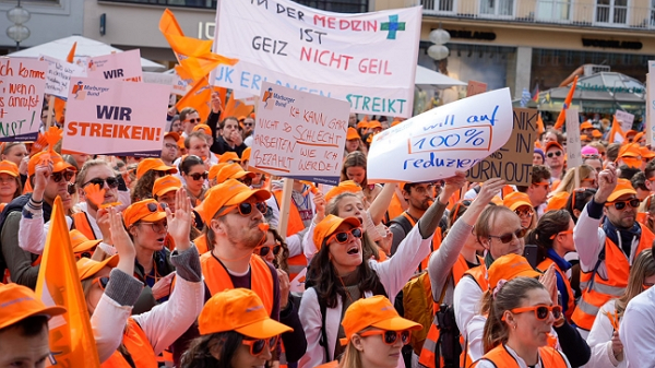 독일 대학병원 의사들이 임금 인상을 요구하는 파업을 벌이고 있다. [사진: 마르부르거 분트]