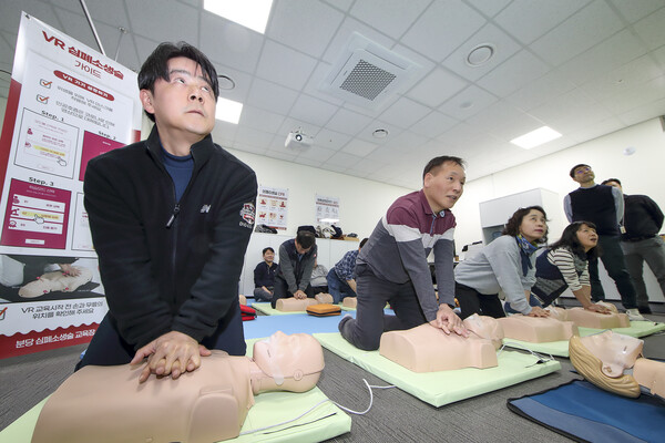 KT CPR 사내교육 담당자들이 심폐소생술(CPR)교육을 받고 있는 모습 [사진:KT]