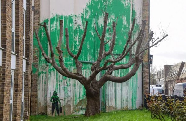 영국 런던 북부에 있는 핀스버리 공원 인근의 한 건물 외벽에 얼굴 없는 화가로 유명해진 일명 '거리의 예술가' 뱅크시의 벽화가 등장했다. [사진: 더 선]