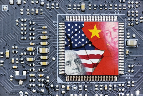 미국과 중국의 일명 '칩 전쟁'이 계속되는 가운데, 미국이 새로운 반격에 나섰다. [사진: 셔터스톡]