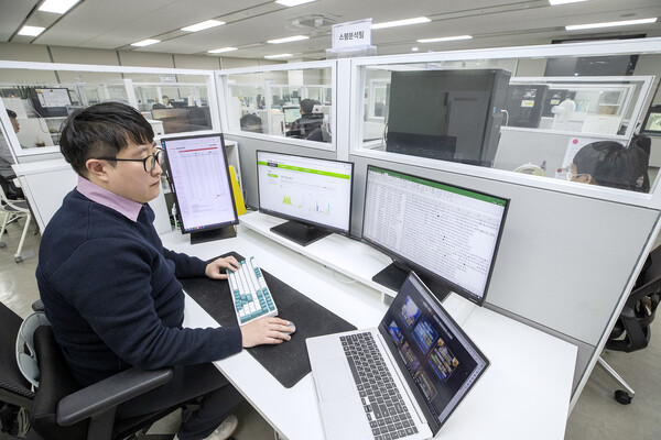서울 광화문에 위치한 KT 고객센터에서 직원이 AI 클린 메시징 시스템으로 스팸 메시지를 분석하고 있다. [사진:KT]