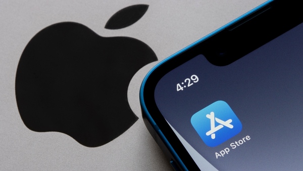 미국 법무부는 애플이 아이폰 앱스토어에서만 앱을 내려받도록 한 것을 문제 삼았다.  [사진: 셔터스톡]