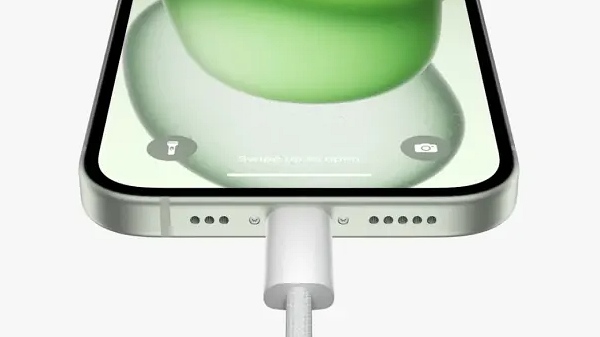 아이폰15에 USB-C 충전 케이블을 연결한 모습 [사진: 애플]