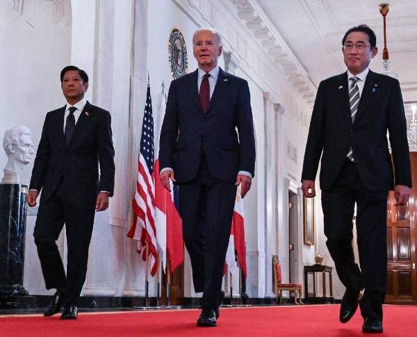 조 바이든 미국 대통령(중간), 기시다 후미오 일본 총리(오른쪽), 페르디난드 마르코스 필리핀 대통령(왼쪽) [사진: AFP 연합뉴스]