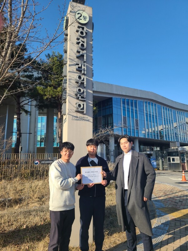 지난달 18일 리니지 이용자 대표와 법률 대리인이 집단 민원 제기 관련해 사진을 찍고 있다. (왼쪽부터) 서대근, 김창수, 이철우 변호사. [사진: 올림푸스 슬롯사이트이용자협회]