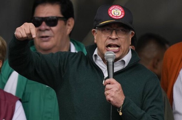 1일(현지시간) 콜롬비아 보고타의 볼리바르 광장에서 열린 노동자의 날 집회에 참석한 구스타보 페트로 콜롬비아 대통령이 이스라엘과의 단교를 선언했다. [사진: AP 연합뉴스]