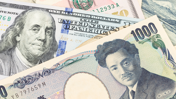 엔화 가치가 급격히 저하되는 가운데, 최근 달러당 엔화값이 소폭 감세 흐름을 보이고 있다. 그러나 추가 하락세를 막기 어려울 것으로 보인다. [사진: 셔터스톡]