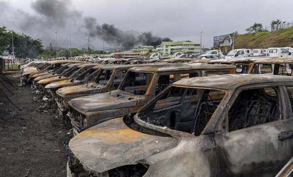 프랑스령 뉴칼레도니아의 수도 '누메아'에는 프랑스를 향한 폭동이 시작되고 있다. 파리 하계 올림픽을 앞두고 전 세계 평화를 위해 '올림픽 휴전'을 외치는 프랑스가 예상 밖의 골치를 겪고 있는 것으로 보인다. [사진: AP통신]