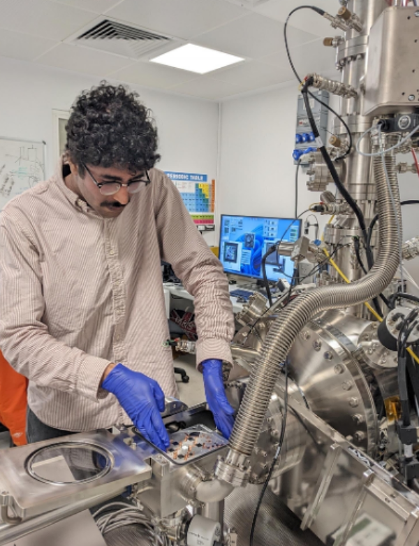 공동연구팀이 실험을 위해 장비에 실리콘 칩을 준비하는 모습 [사진: 멜버른대, 멘체스터대]