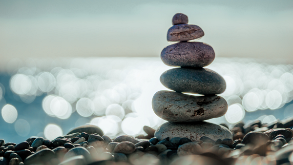 해변가 자갈을 가져가면 안 되는 이유에 대해 기가진이 설명했다. [사진: 셔터스톡]