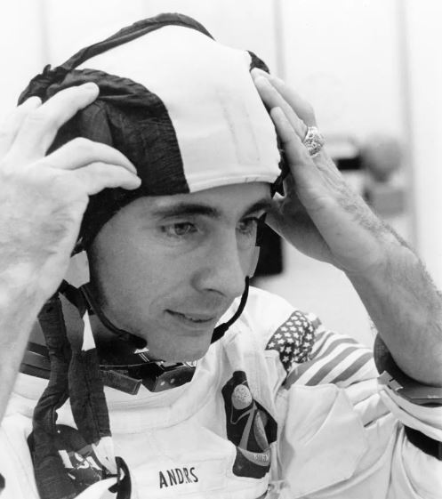 인류 역사상 가장 상징적인 사진 중 하나인 '어스라이즈'(Earthrise)를 촬영한 장본인인 윌리엄 앤더스가 사고로 사망했다. [사진: 더 시애틀 타임즈]