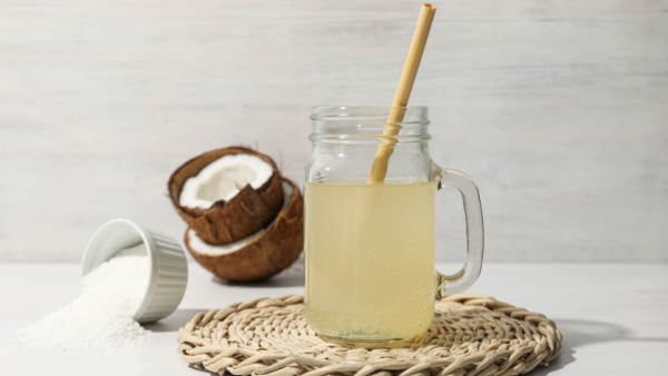 코코넛워터는 다이어트에 도움되는 식품이지만 어린이 및 당뇨병 환자 등은 주의가 필요하다. [사진: 셔터스톡]