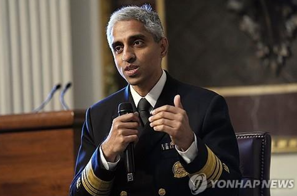 비벡 머시 의무총감이 SNS 사용이 청소년의 정신건강에 악영향을 끼친다고 말했다. [사진: AP 연합뉴스]