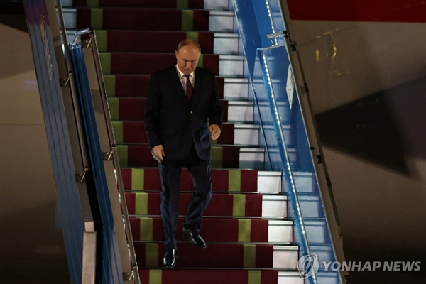 평양에서 김정은 북한 국무위원장을 만났던 블라디미르 푸틴 대통령이 베트남 하노이로 향했다. [사진: 로이터 연합뉴스]