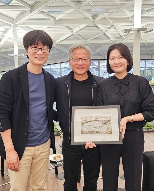 지난 25일(현지시간) (왼쪽부터)이해진 GIO, 젠슨 황 엔비디아 CEO, 최수연 네이버 대표가 미국 캘리포니아주 산타클라라에 위치한 엔비디아 본사에서 만난 뒤 기념사진을 촬영한 모습. [사진: 네이버 인스타그램 갈무리]