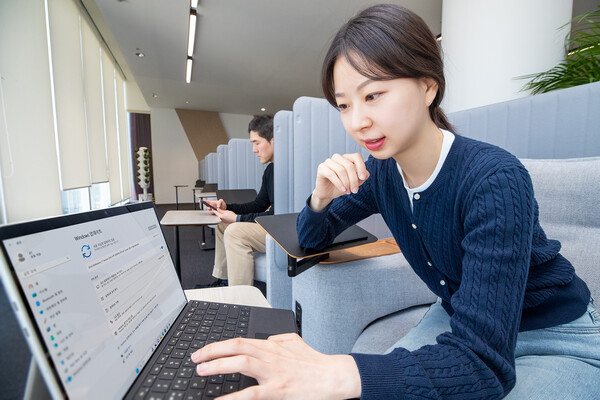 KT 5GžLTE 노트북 사용자가 APN 수동 입력과 유심 인증 과정 없이 인터넷을 연결하는 모습  