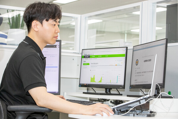  KT 직원이 보이스피싱 범죄 의심 회선을 즉시 차단하는 ‘긴급망차단서비스’를 시연하고 있다 [사진 : KT] 