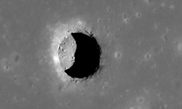 미 항공우주국(NASA)의 달정찰궤도선(LRO)이 촬영한 달 표면의 구덩이 모습. [사진: NASA]