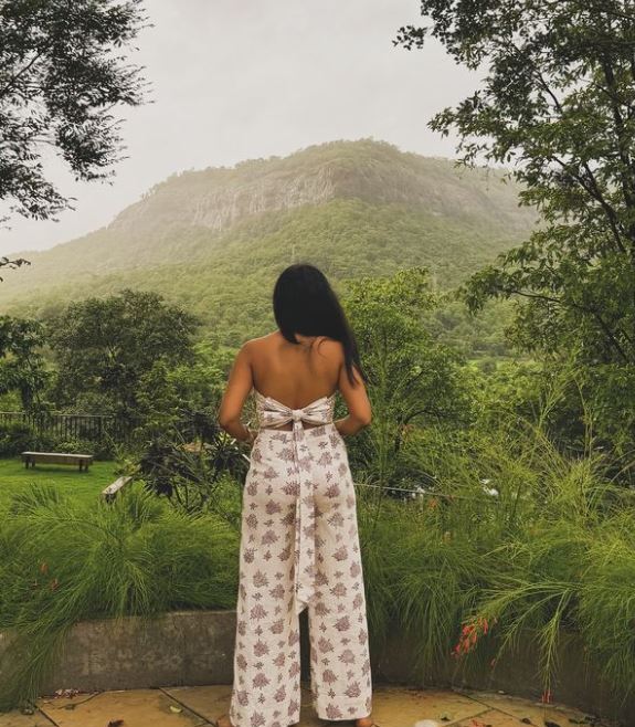 인플루언서인 안비 캄다르가 쿰베 폭포에서 비극적인 사고로 사망했다. [사진: 인스타그램 'theglocaljournal']