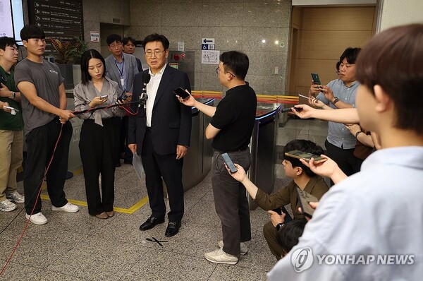 과학기술정보통신부 장관 후보자로 지명된 유상임 서울대 재료공학부 교수가 19일 오전 서울 종로구에 마련된 인사청문회준비단 사무실에 들어서며 취재진의 질문에 답하고 있다 [사진 : 연합뉴스]