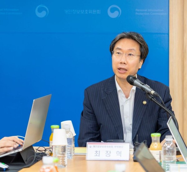 최장혁 개인정보보호위원회 부위원장이 기자들의 질문에 답변하고 있다 [사진 : 개인정보위] 