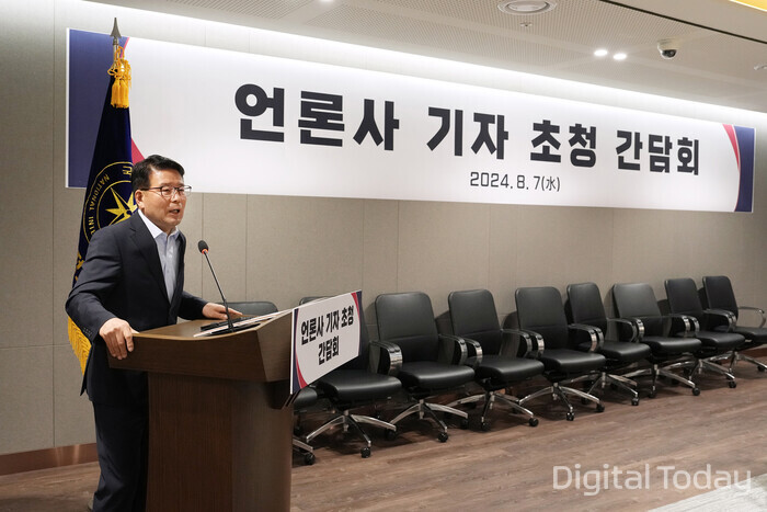 윤오준 국정원 3차장이 국가사이버안보센터 판교캠퍼스에서 7일 기자간담회를 갖고 보안 정책 등에 대해 설명하고 있다. [사진: 국가정보원]