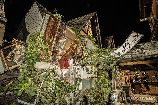 독일에서 지은 지 수백년 된 건물이 무너져 2명이 숨졌다. [사진: AP 연합뉴스]