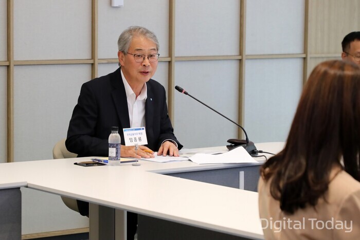 직원 횡령으로 논란된 우리은행...이번에는 전 회장 친인척 수백 억원 부정 대출 의혹