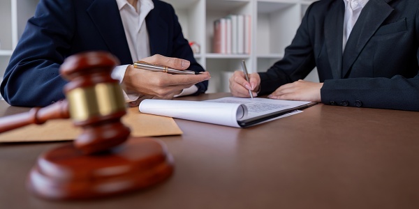 AI 열풍으로 기술 변호사들이 뜻밖의 수혜를 얻고 있다. [사진: 셔터스톡]