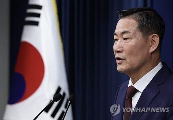 신원식 국가안보실장이 1일 서울 용산 대통령실 청사에서 '국가 사이버안보 기본계획'에 관해 브리핑을 하고 있다 [사진: 연합뉴스]