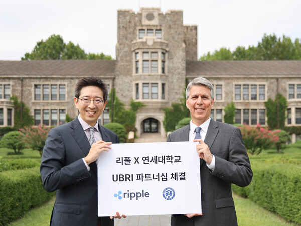 리플은 연세대학교와 UBRI를 체결했다고 3일 밝혔다 사진은 어준경 연세대 경영학과 재무전공 교수와 에릭 반 밀텐버그 리플 전략 이니셔티브 수석 부사장(우) [사진: 리플]