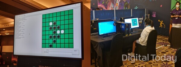 '오델로' e스포츠 대회 전광판(왼쪽)과 대회 참가 학생이 경기를 치르고 있는 장면. [사진: 이호정 기자]