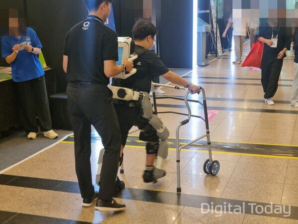 행사 현장에 마련된 웨어러블 보행보조로봇 엔젤렉스를 체험하는 학생의 모습 [사진: 이호정 기자]