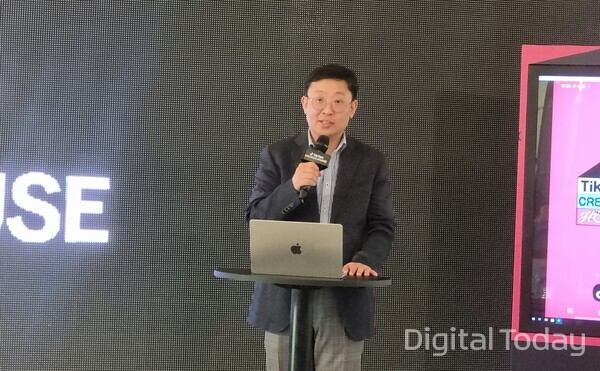 정재훈 틱톡코리아 운영 총괄이 24일 서울 성수동 피치스 도원에서 열린 '틱톡 크리에이터 하우스 미디어 워크숍'에서 발표를 하고 있다. [사진: 이호정 기자]