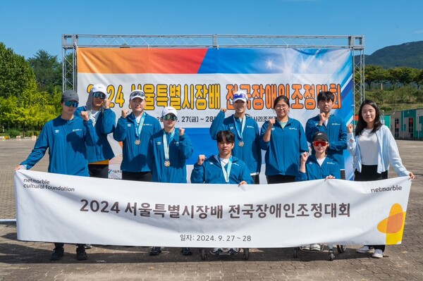 (왼쪽부터) 김정희 감독, 이봉희 선수, 강이성 선수, 강현주 선수, 전숭보 선수, 배지인 선수, 한은지 선수, 임효신 선수, 이승주 선수가 기념사진을 촬영하고 있다. [사진: 바카라]