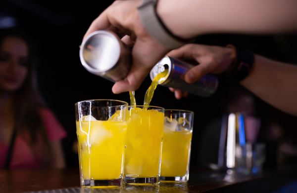 에너지 드링크와 술 섭취가 뇌 기능에 영향을 미친다는 연구 결과가 나왔다. [사진: 셔터스톡]