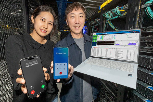 KT 임직원들이 AI를 활용한 보이스피싱 탐지 기술을 소개하고 있다 [사진 : KT] 