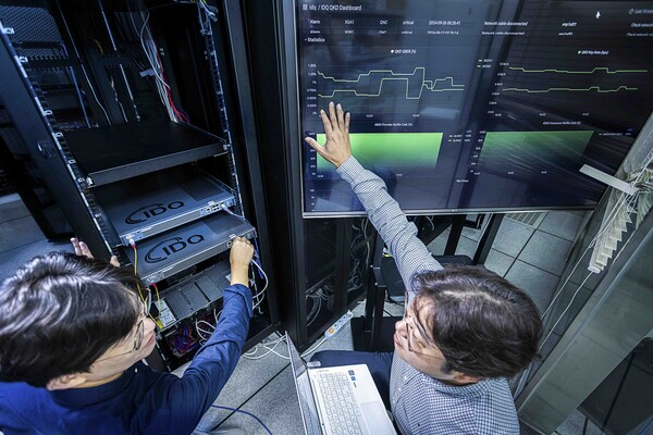 SK텔레콤과 QKD 제품 보유기업인 아이디퀀티크(IDQ) 구성원들이 해당 제품을 테스트하는 모습 [사진 : SK텔레콤] 