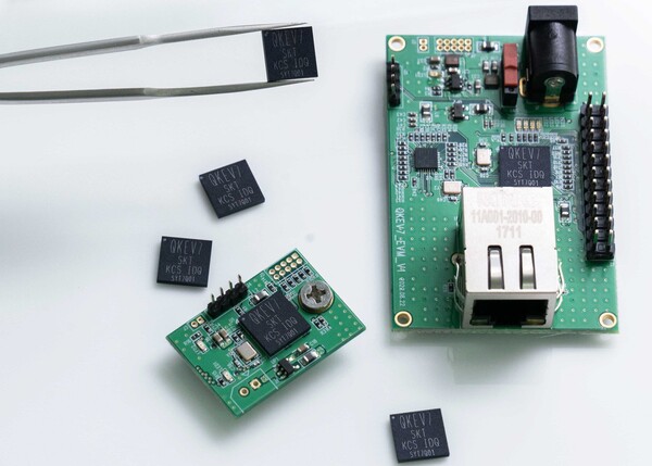 ‘양자암호원칩(QKEV7)’과 이를 탑재한 구간양자암호단말장치 [사진 : SK텔레콤] 