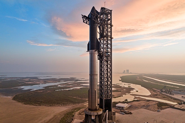 打ち上げ大気中のスタシブ(Starship) 宇宙船 [写真: スペースX]