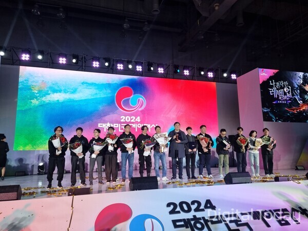 지난 13일 오후 부산 해운대구 벡스코에서 열린 '2024 대한민국 게임대상'에서 수상자들이 기념촬영을 하고 있다. [사진: 이호정 기자]