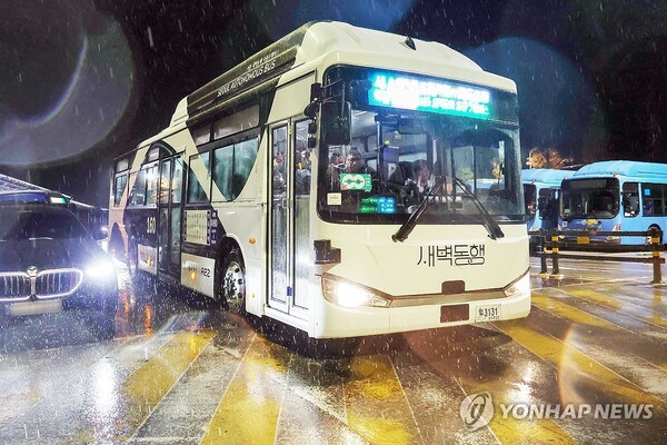 26일 '새벽동행 자율주행버스' A160 버스가 출발했다. [사진: 연합뉴스]